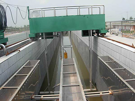 挑揀一段話介紹【行車式泵吸泥機（jī）】的結構部件