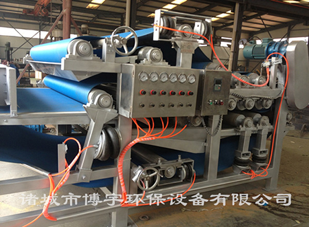 介紹一下，【帶式果汁壓榨機】的濾帶清洗裝置和卸料裝置（zhì）