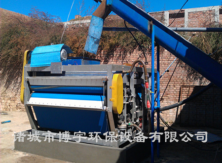 反衝洗係統，確（què）保【帶式汙泥壓濾機】的正常運行